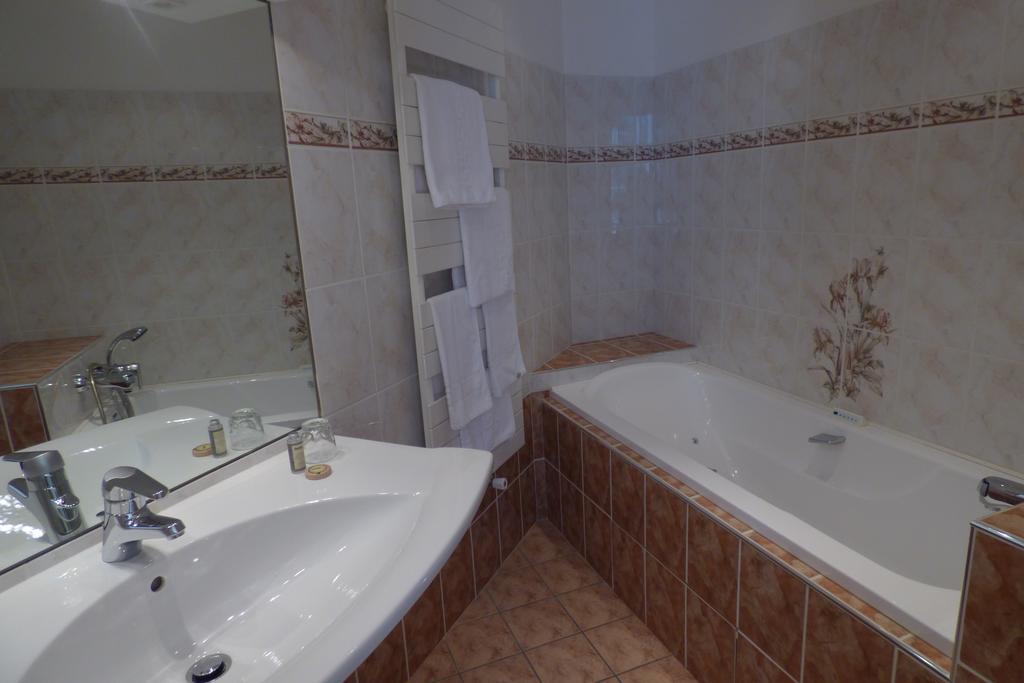 Entraygues-sur-Truyère Hotel Du Lion D'Or חדר תמונה